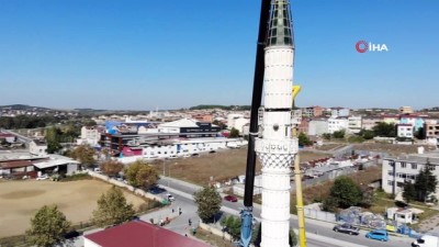  Depremde hasar gören caminin minaresindeki külah kısmı söküldü 