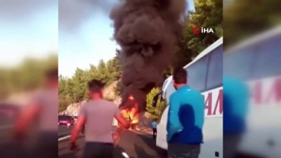 otobus yangini -  Muğla'da yolcu otobüsü alev alev yandı  Videosu