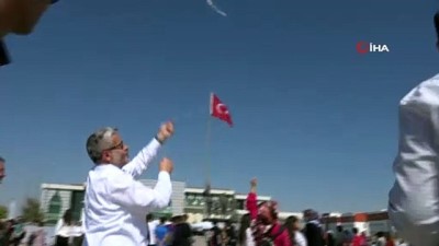  Rektör öğrencilerle uçurtma uçurdu, türkü söyledi