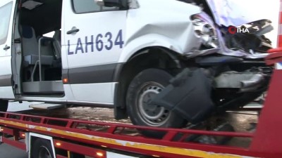  Basın Ekspres Yolu'nda servis aracı otomobile çarptı: 1 ağır yaralı 