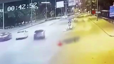 korkuluk -  Başkent’te kontrolden çıkan otomobil refüje böyle çıktı  Videosu