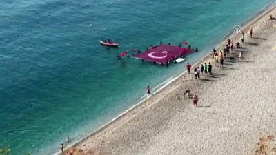 deniz kiyisi - Dalgıçlardan bayraklı bayram kutlaması - ANTALYA  Videosu