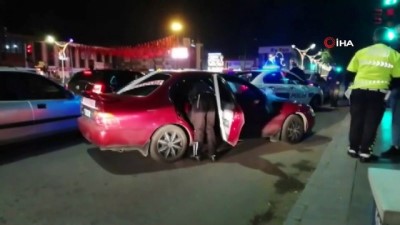  Gelin arabasını polisin üzerine süren sürücü gözaltına alındı