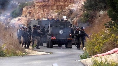 goz yasartici gaz - İsrail askerlerinden Batı Şeria'ya baskın - RAMALLAH  Videosu