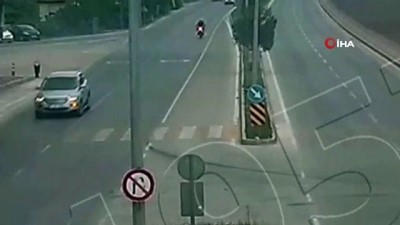 mobese goruntuleri -  Motosikletli genç U dönüşü yapan aracın altına girdi, o anlar kameraya böyle yansıdı  Videosu