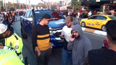  Taksim’de çakar kullanan lüks cip sürücüsüne ceza kesildi 
