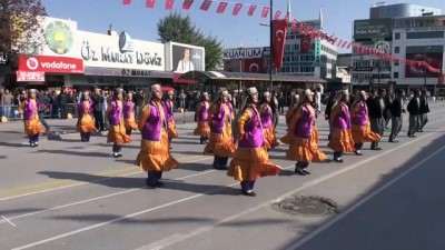 isaret dili - Yağışlı hava nedeniyle yapılamayan Cumhuriyet Bayramı resmi geçit töreni gerçekleştirildi - MALATYA  Videosu