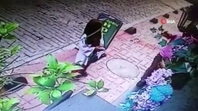 guvenlik kamerasi -  Beyoğlu’nda yabancı uyruklu kadına kapkaç kamerada  Videosu