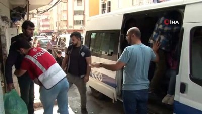 kacak gocmen -  Esenyurt’ta polisleri şaşırtan operasyon: Apartman dairesinde 25 kaçak göçmen yakalandı  Videosu