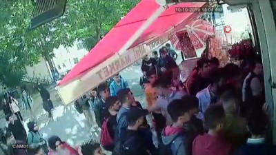  Sultangazi’de öğrenciler ‘taciz’ iddiasıyla markete saldırdı... O anlar kamerada