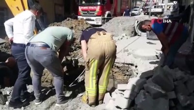 alt yapi calismasi -  Esenyurt'ta toprak altında kalan işçi kurtarıldı  Videosu