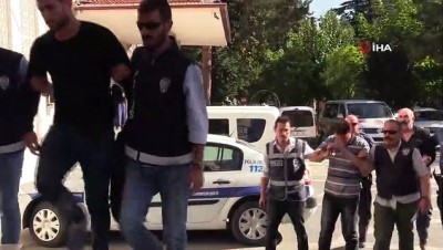 bicakli kavga -  Konya'daki silahlı bıçaklı kavganın 3 şüphelisi adliyeye sevk edildi Videosu