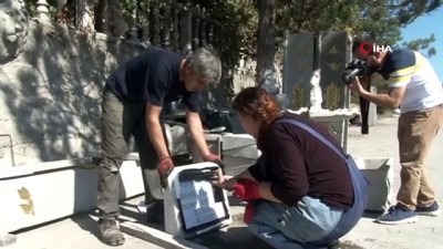 cicekli -  Baba mesleğinin yok olmaması için mezar ustası oldu  Videosu