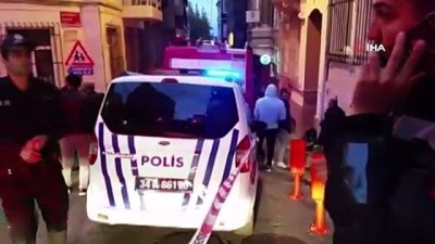 mahsur kaldi -  Beyoğlu’nda 4 katlı metruk binada çökme Videosu