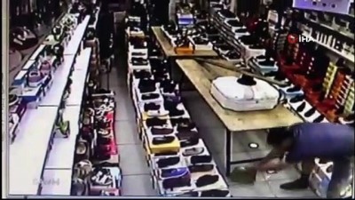 yagmurlu -  Esenyurt’ta bir ayakkabıcı dükkanı sular altında kaldı  Videosu