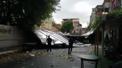 siddetli ruzgar -  Şiddetli rüzgar nedeniyle okulun çatısı uçtu, 6 aracın üzerine devrildi  Videosu