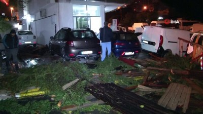 saganak yagis -  Şiddetli rüzgar sonucu uçan çatı otomobilleri parçaladı  Videosu