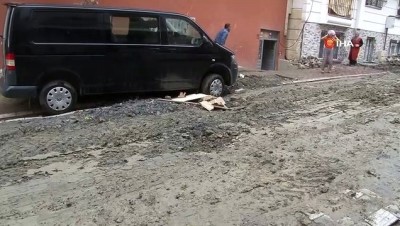 yol cokmesi -  Yağmur sonrası çöken yolda araç askıda kaldı  Videosu