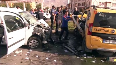 sivil polis -  Erzincan’da feci kaza: 2’si polis 3 yaralı  Videosu