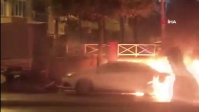  Esenler’de park halindeki araç alev alev yandı 