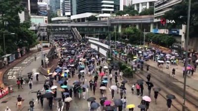polis siddeti -  - Hong Kong'da yağmur altında protesto  Videosu
