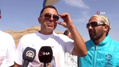 turk bayragi -  Mardin'in Derik ilçesinde paraşütçüler, şehit kaymakam için havalandı  Videosu