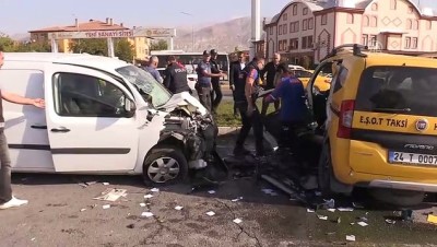 ticari taksi - Polis aracıyla taksi çarpıştı: 3 yaralı - ERZİNCAN  Videosu