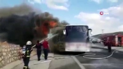  Yolcu otobüsü alev alev yandı... Otobüs adeta kül oldu