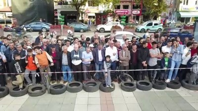 akrobasi gosterisi -  Bir dönemin fenomeniydi... Çivili tahta ile iki otomobilin arasına girdi, yaptığı şovla yürekleri ağza getirdi Videosu