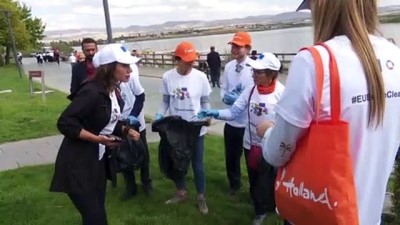 Büyükelçiler öğrencilerle Mogan Gölü'nde kıyı temizliği yaptı - ANKARA
