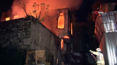  Fatih’te iki katlı metruk bina alev alev yandı 