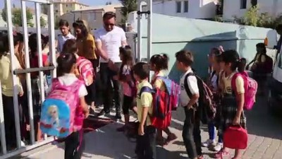 kirmizi hali - Öğrencilerini kırmızı halıda karşıladı - ŞIRNAK  Videosu