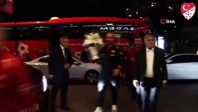 milli futbolcu - A Milli Takım heyetinden Dorukhan Toköz’e ziyaret  Videosu