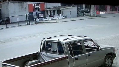 insaat malzemesi -  Bir adımla hayata tutundu...Kazada inanılmaz kurtuluş güvenlik kamerasına yansıdı  Videosu