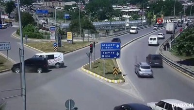 yaya gecidi -  Dikkatsiz sürücü yaya geçidinden karşıya geçmek isteyen kadınlara böyle çarptı  Videosu