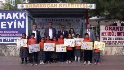 karikatur - Durakta bekleyenlere matematiği sevdiren proje - ELAZIĞ Videosu