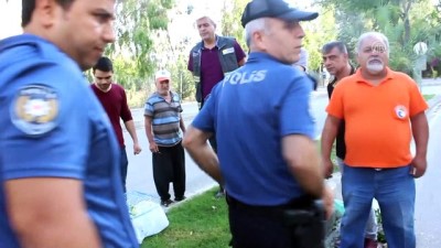 elektrik diregi - Elektrik direğine çarpan otomobil sürücüsü yaralandı - ADANA  Videosu