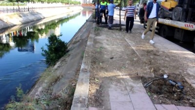 sulama kanali - Otomobil sulama kanalına düştü - ADANA Videosu