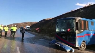 Sivas'ta mahkumları taşıyan araç devrildi (2) 