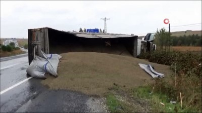 kaygan zemin -  Tekirdağ'da yem yüklü tır devrildi: 1 yaralı  Videosu