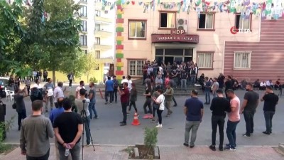 kacirilma -  Diyarbakır’da HDP il binası önünde gergin anlar Videosu