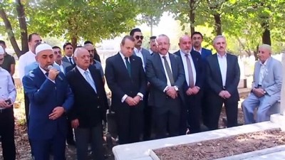 1977 - Eski Siirt Belediye Başkanı Bağış mezarı başında anıldı - SİİRT Videosu