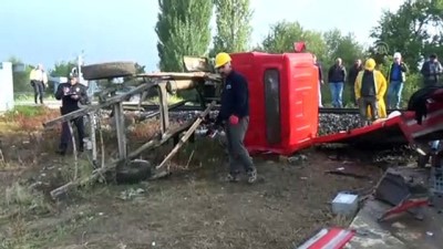 hemzemin gecit - Yük treni kamyonete çarptı: 2 yaralı - KÜTAHYA  Videosu