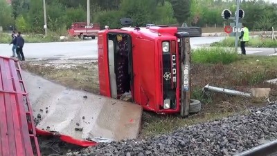 hemzemin gecit -  Yük treni kamyonete çarptı: 2 yaralı  Videosu