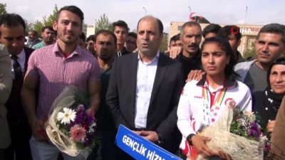 sag ve sol - Dünya ikincisi sporcu Viranşehir’de coşkuyla karşılandı Videosu