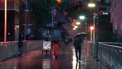  İstanbullular güne yağmur ile uyandı 