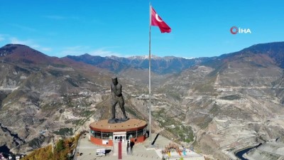  96 yaşındaki Erzade nine, Atatepe'de saygı duruşunda bulundu 