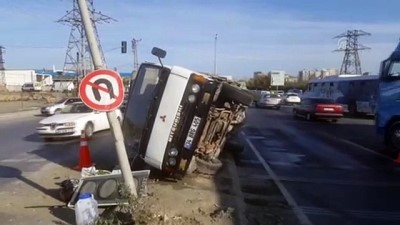 trafik lambasi - Başakşehir'de trafik kazası: 1 ölü, 4 yaralı - İSTANBUL Videosu