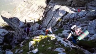  Dağda Atatürk'e saygı duruşu