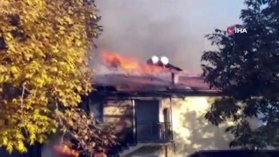  Lojmanın çatısı alevlere teslim oldu